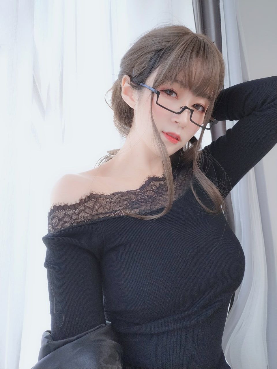 贵妃被侍卫扒开双腿疯狂输出漫画